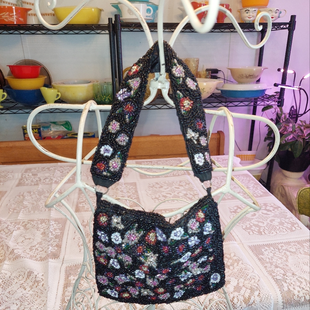 Floral beaded wristlet purse